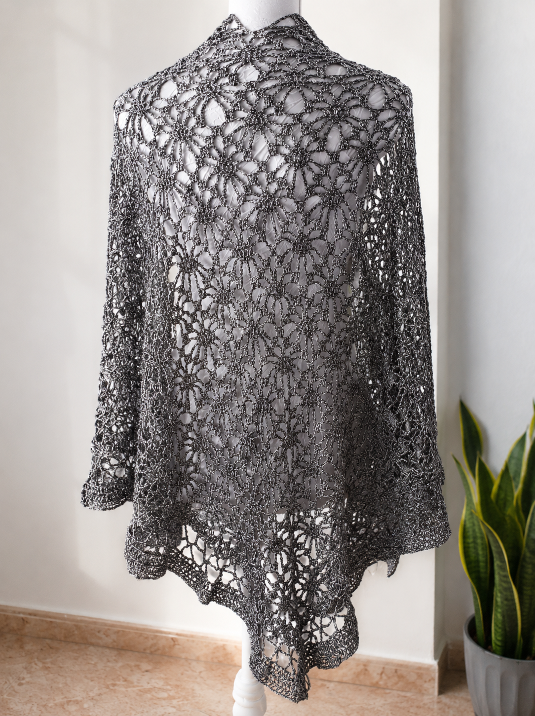 Chal artesanal de crochet para ocasiones especiales - Imagen 2