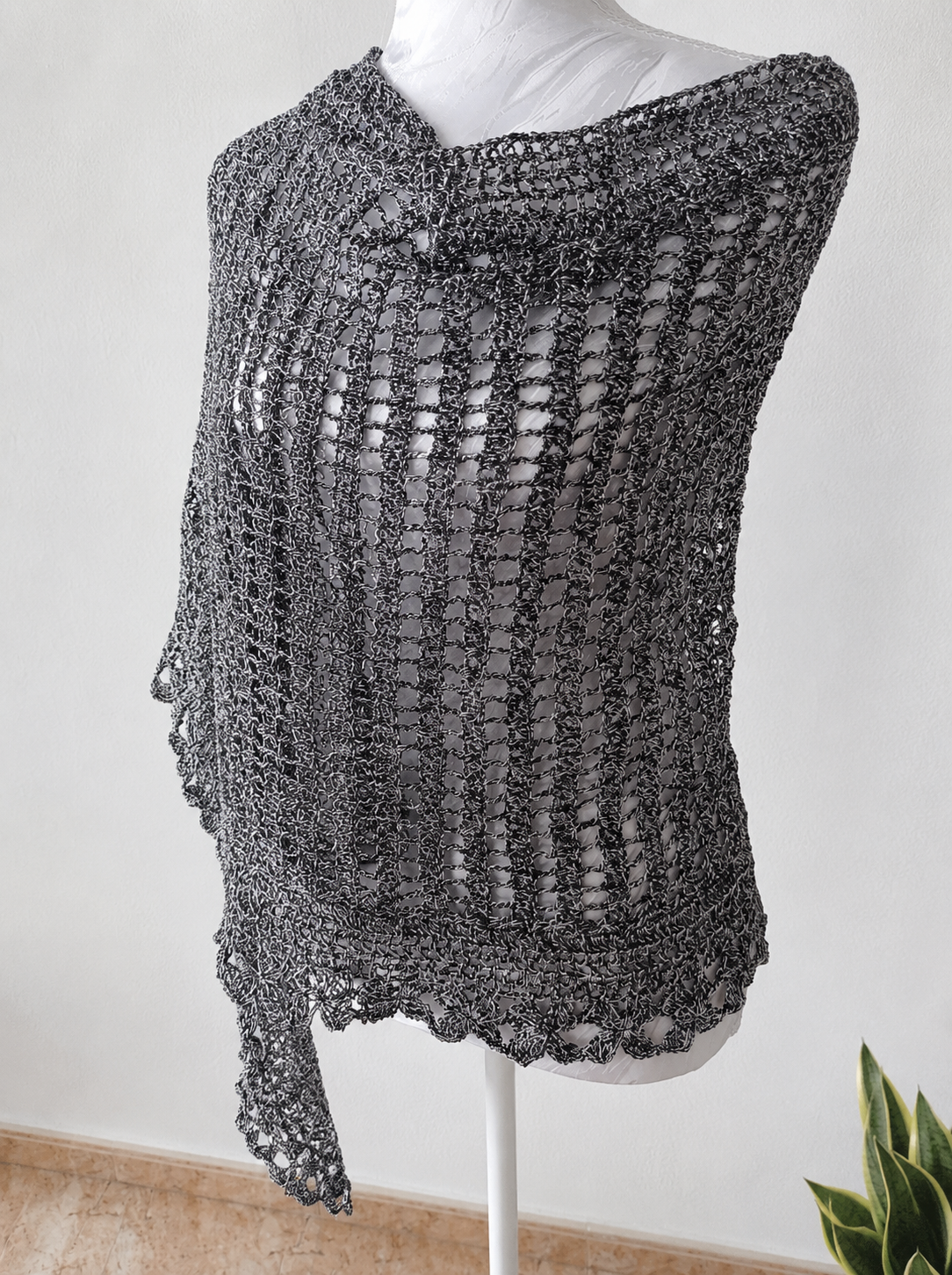 Chal artesanal de crochet para ocasiones especiales - Imagen 2