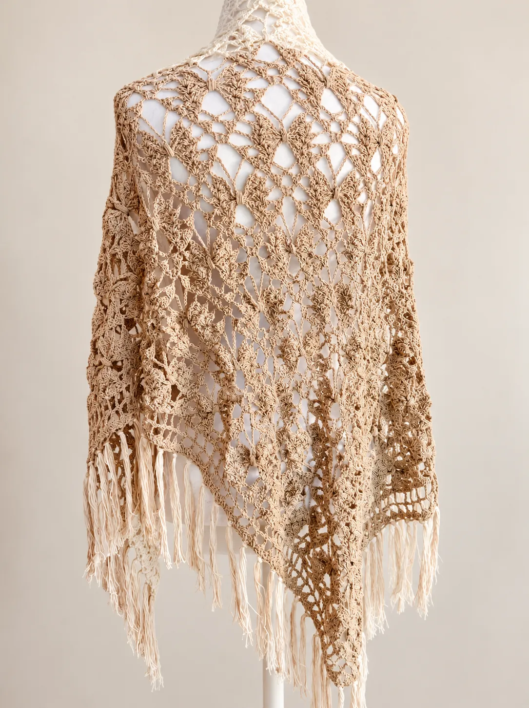 Chal triangular en tres tonos de beige, con flecos. - Imagen 3