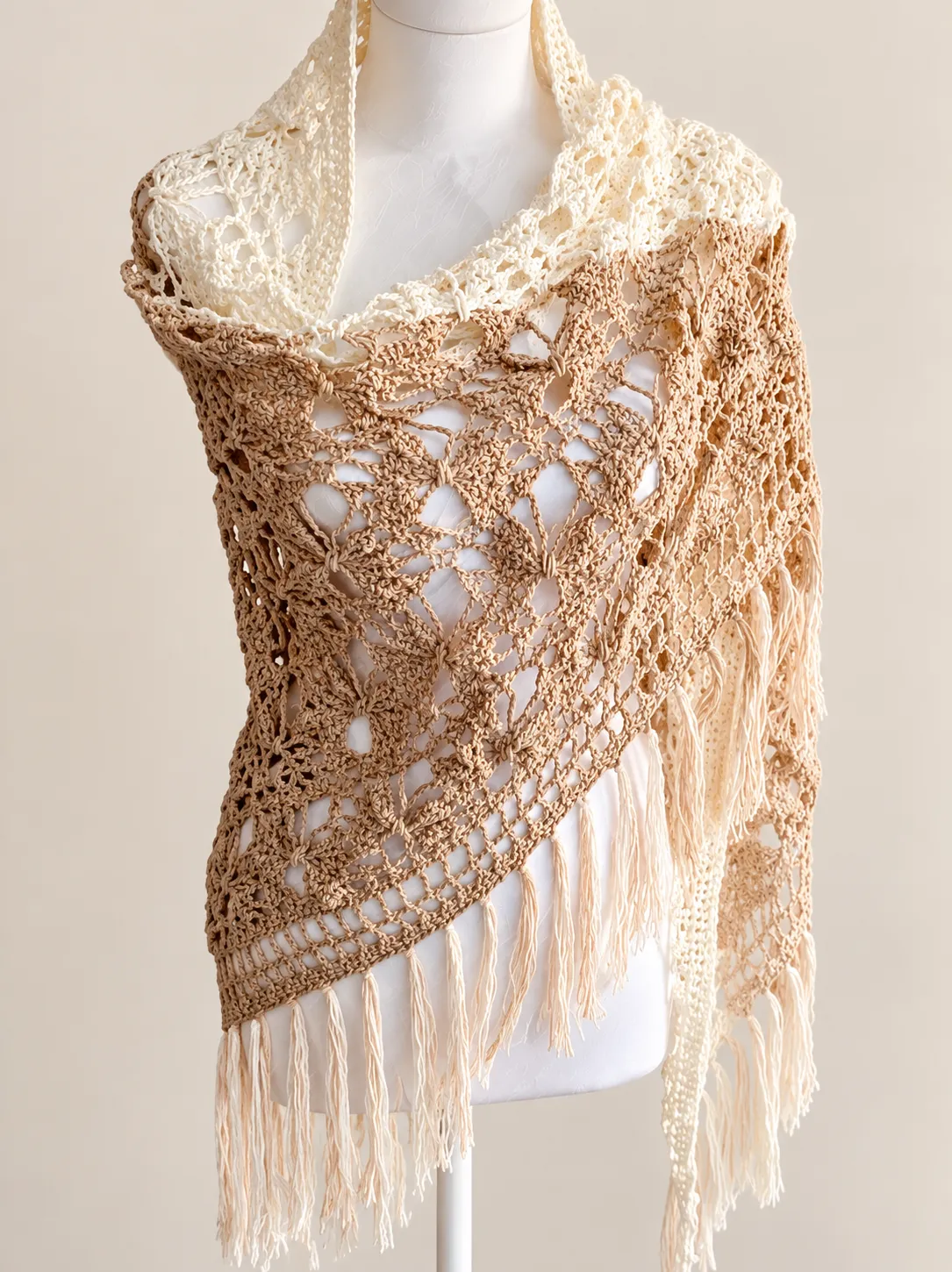 Chal triangular en tres tonos de beige, con flecos. - Imagen 2