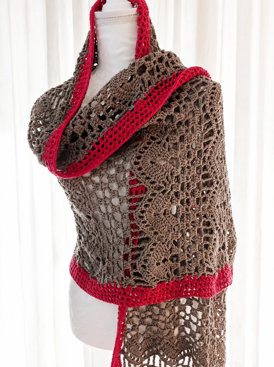 Chal rectangular viscosa gris y rojo - Imagen 3