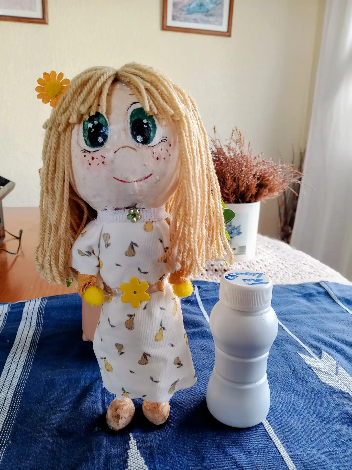 Pequeña muñeca hecha con materiales reciclados - Imagen 4