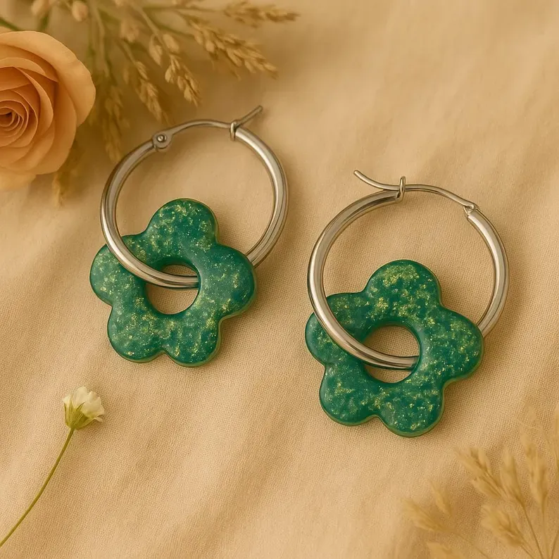 Pendientes de aros con charm de flor verde
