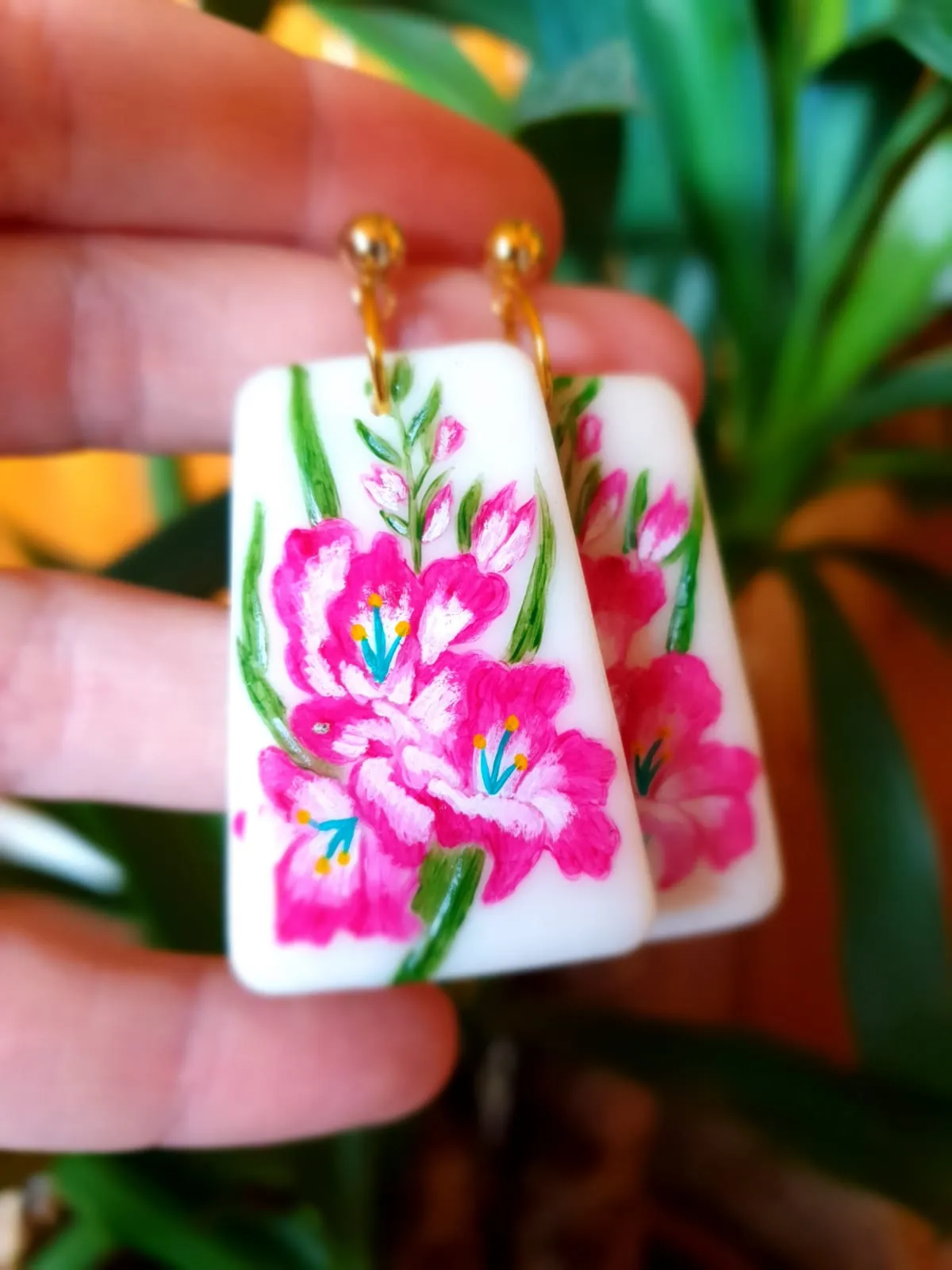 Pendientes gladiolos rosas pintados a mano - Imagen 2