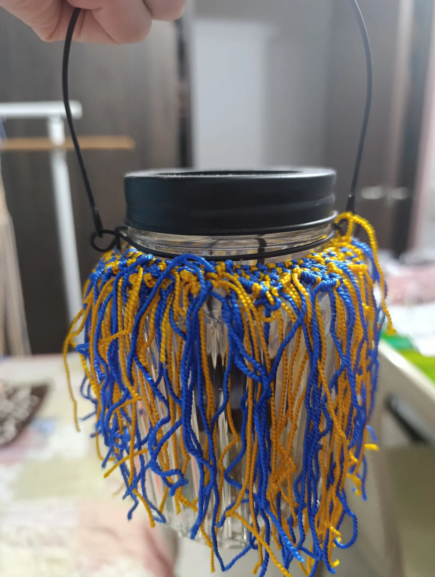Frasco de vidrio decorado en macramé