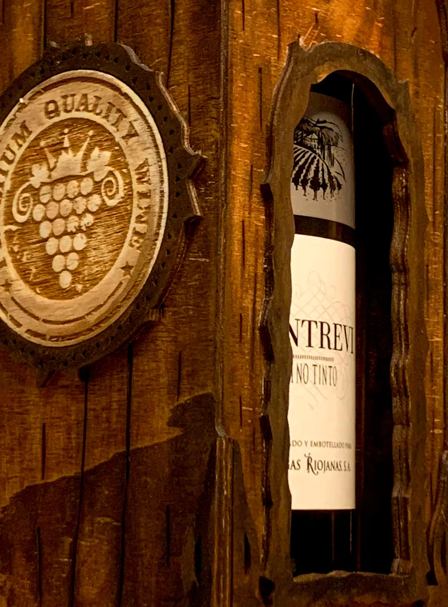 Estuche regalo premium para botella personalizado (grabado en madera) - Imagen 2