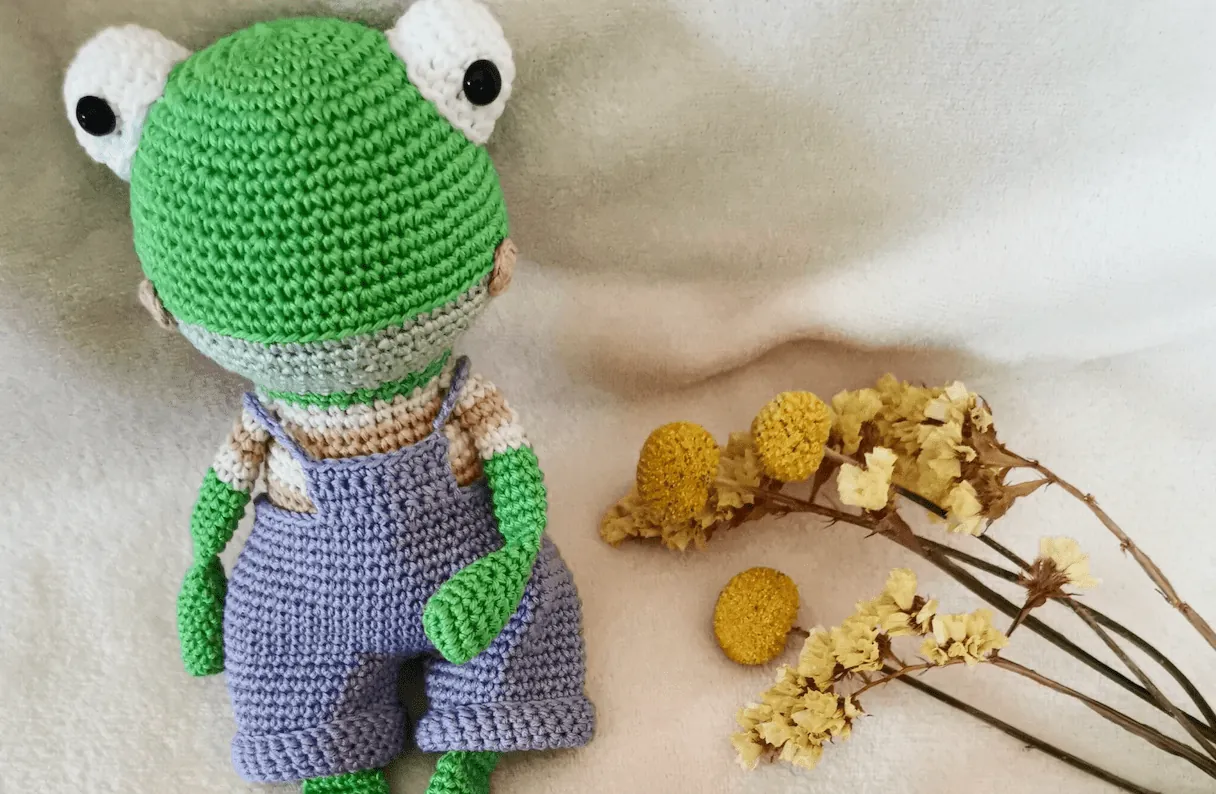 Conjunto muñeco y sonajero crochet